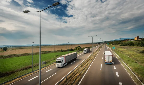 Beyaz kamyon geçen - karayolu trafik-den geçerek renkli manzara