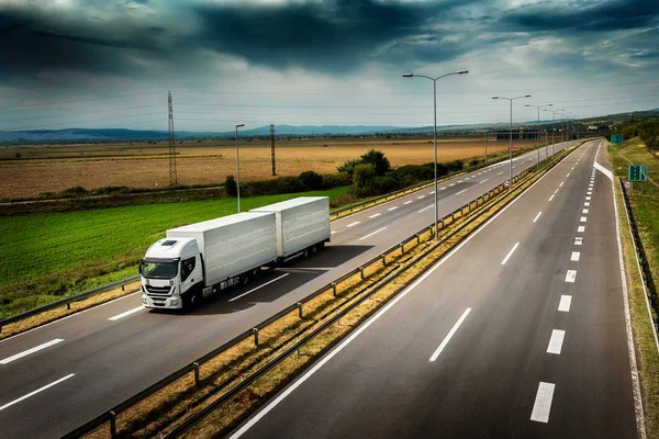 Autobahn Transport Mit Weißem Lkw Bewölkten Tagen — Stockfoto