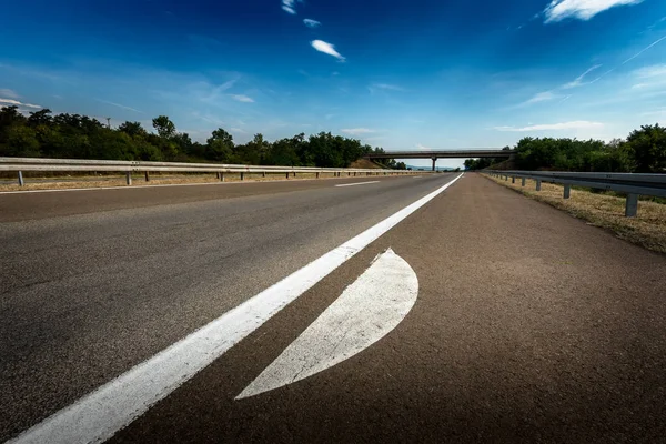 一条多车道公路的雾标记和距离交叉的看法 — 图库照片