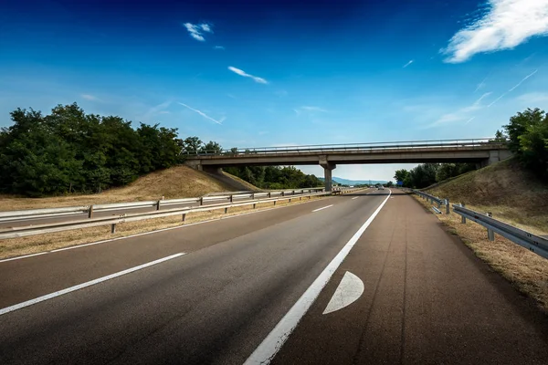 Προβολή Της Οδού Multi Lane Ομίχλη Σημάνσεις Και Ένα Πέρασμα — Φωτογραφία Αρχείου