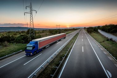 Gün batımında kırsal otoyol yolda çok uzun kamyon kamyon