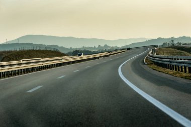 Karayolu trafik yol çıkış yakınındaki bir yaz gününde