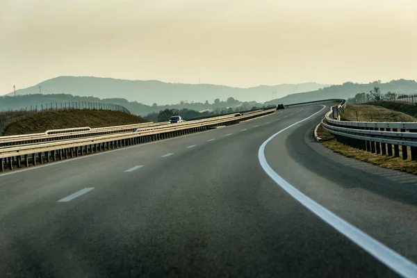 Karayolu Trafik Yol Çıkış Yakınındaki Bir Yaz Gününde — Stok fotoğraf