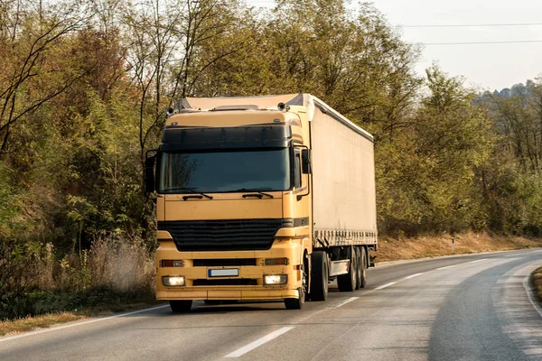 Gelber Lkw Transporter Auf Einer Bergstraße — Stockfoto