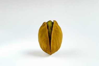 Tek tuzlu beyaz zemin üzerine Kavrulmuş Antep fıstığı