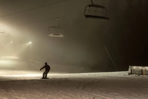 Pojedyncze Snowboardzistów Stoku Narciarskim Nocna Jazda Nartach Góry Kopaonik Serbia — Zdjęcie stockowe