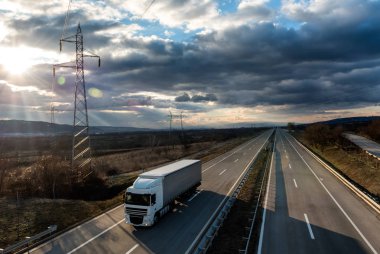 Güzel bir gökyüzü altında ülke karayolu üzerinde tek kamyonet kamyon