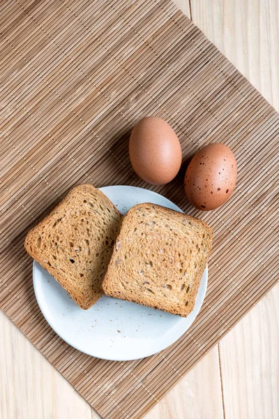 Två Skivor Toast Bröd Och Och Två Kokta Ägg Träbord — Stockfoto