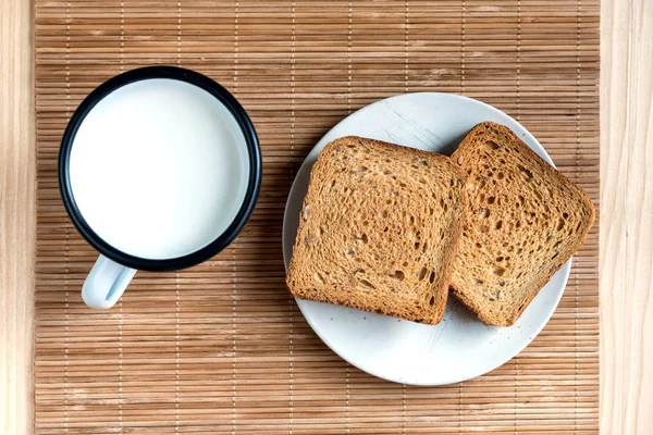 Dos Rebanadas Pan Tostado Una Taza Leche Una Mesa Madera —  Fotos de Stock