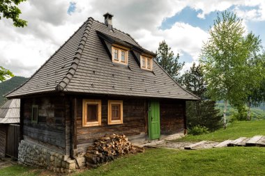Etno köyü yakınlarında Mokra Gora Zlatibor bir ortamda, Sırbistan
