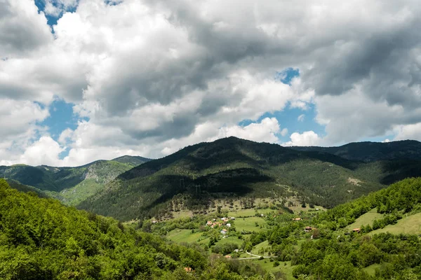 Zlatibor Dağın Manzara Yeşil Çayırlar Tepeler Bahar Bulutlar Ile Mavi — Stok fotoğraf