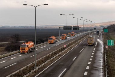 Konvoy veya Karavan Tank kamyonları kırsal manzara ile dolambaçlı bir Karayolu üzerinde