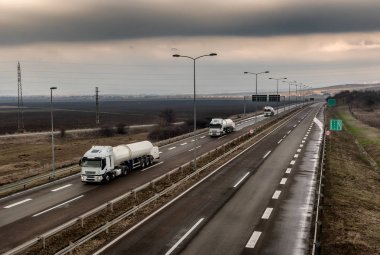 Konvoy veya Karavan Tank kamyonları kırsal manzara ile dolambaçlı bir Karayolu üzerinde