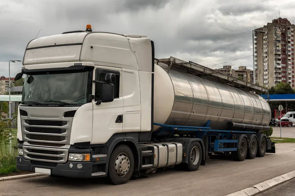 Şehirde, benzin istasyonu yakınında, yol üzerinde park edilmiş tank kamyonu
