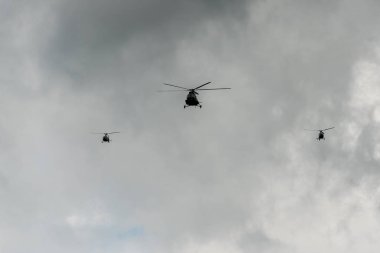 Niş, Sırbistan - 10 Mayıs 2019: Niş'te Hava Geçit Töreni Toplantısı - Üç Kişilik Uçan Helikopterler.