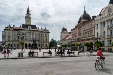 Novi Sad, Sırbistan - 7 Temmuz Novi Sad - Çıkış Festivali gününde Özgürlük Meydanı. Novi Sad, Sırbistan'ın 1895 yılında inşa edilen ikinci büyük kenti. Novi Sad kuzey bölgelerinden birinin yönetim merkezidir.