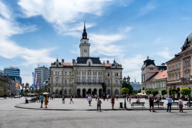Novi Sad, Sırbistan - 7 Temmuz Novi Sad - Çıkış Festivali gününde Özgürlük Meydanı. Novi Sad, Sırbistan'ın 1895 yılında inşa edilen ikinci büyük kenti. Novi Sad kuzey bölgelerinden birinin yönetim merkezidir.