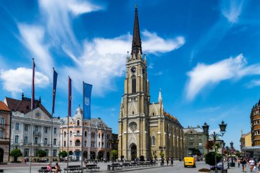 Novi Sad, Sırbistan - 7 Temmuz Novi Sad - Çıkış Festivali gününde Özgürlük Meydanı. Novi Sad, Sırbistan'ın 1895 yılında inşa edilen ikinci büyük kenti. Novi Sad kuzey bölgelerinden birinin yönetim merkezidir.