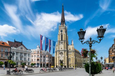 Novi Sad, Sırbistan - 7 Temmuz Novi Sad - Çıkış Festivali gününde Özgürlük Meydanı. Novi Sad, Sırbistan'ın 1895 yılında inşa edilen ikinci büyük kenti. Novi Sad kuzey bölgelerinden birinin yönetim merkezidir.