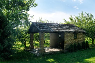 Küçük tuğla inşa depolama ve yarar ev veya arka bahçesinde meyve bahçesinde baraka