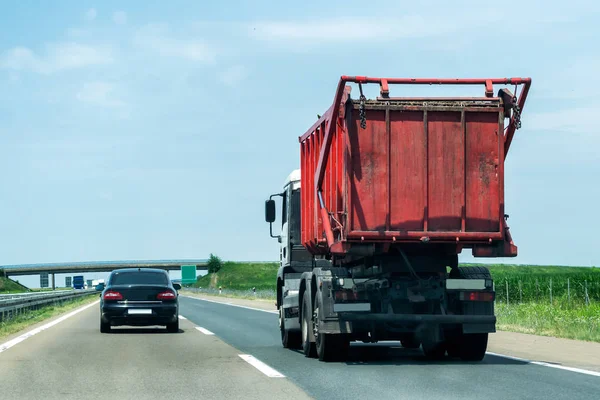 Müllwagen Auf Einer Ländlichen Landstraße Oder Autobahn Mit Leichtem Verkehr — Stockfoto