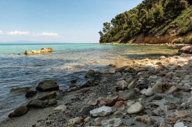 Güzel Rocky Akdeniz Sahili. Arkasında kum, taş ve çakıl taşları var.