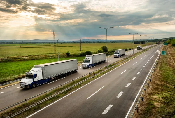 Camion Fila Come Una Roulotte Convoglio Autostrada Campagna Sotto Bel — Foto Stock