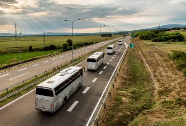 Karavan ya da konvoy otoyolda giden dört otobüs kuyruğunda.