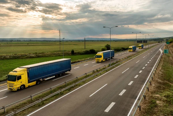 Nákladní Automobily Řadě Jako Karavana Nebo Konvoj Venkovské Dálnici Pod — Stock fotografie