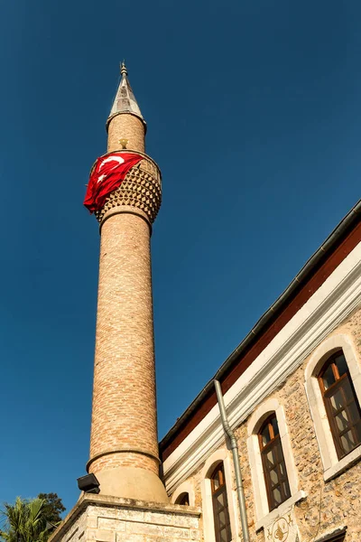 Minaret Egy Mecsetben Török Zászlóval Fényes Nappal Kék Égbolton — Stock Fotó