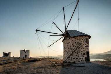Türkiye 'nin Bodrum kentindeki tepede eski yel değirmenleri yıkıldı