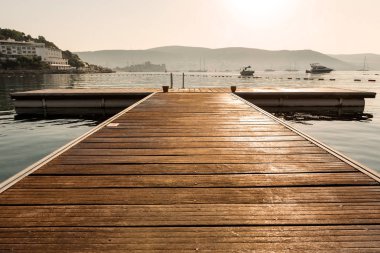 Eski ahşap rıhtımlardan Türk Rivierası 'ndaki Bodrum Kalesi ve marina limanının panoramik gündoğumu manzarası. Bodrum, Ege Bölgesi 'nde, Mugla ilinin bir liman kentidir.