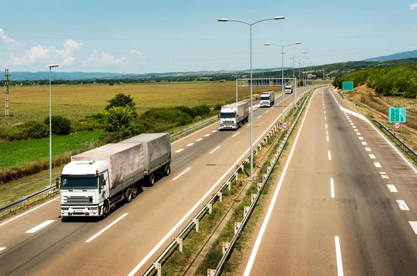 Λευκά Φορτηγά Lorry Στη Γραμμή Τροχόσπιτο Κονβόι Στην Εθνική Οδό — Φωτογραφία Αρχείου