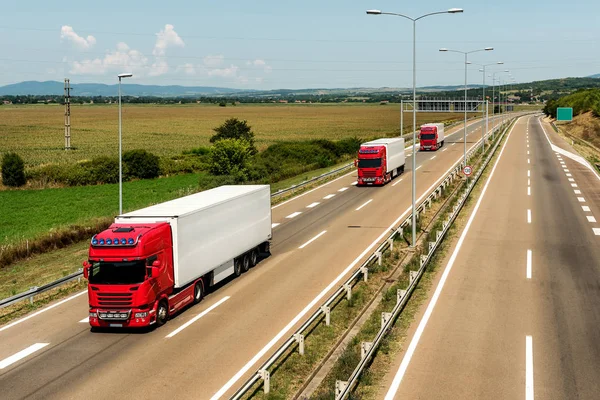 Вантажівки Red Lorry Черзі Караван Або Конвой Заміському Шосе Під — стокове фото