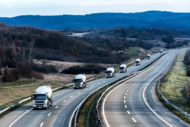 Beyaz Tank Donanması ya da kırsal alanda bir otobanda konvoy olarak sarnıç. İş Ulaşım ve Taşımacılık Endüstrisi.