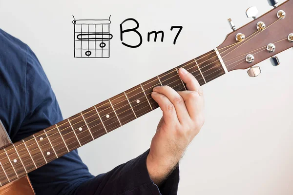 Apprendre Guitare Homme Chemise Bleu Foncé Jouant Des Accords Guitare — Photo