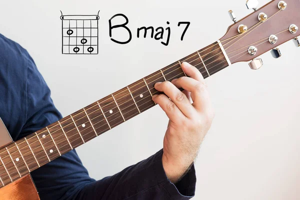 Apprendre Guitare Homme Chemise Bleu Foncé Jouant Des Accords Guitare — Photo