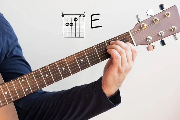 Aprender Guitarra Hombre Una Camisa Azul Oscuro Tocando Acordes Guitarra — Foto de Stock