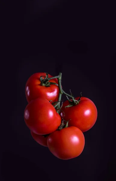 Kırmızı Granola Domatesi Koyu Bir Arka Planda Uçuyor — Stok fotoğraf