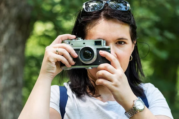 Жінка Фотографує Парку Відкритому Повітрі Копіювальним Простором Красива Жінка Туристичного — стокове фото