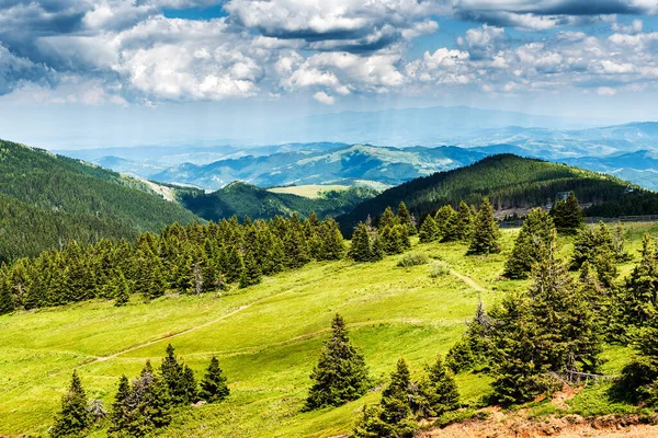 山の景色 山の層の風景 メドウズや山の風景 青い山の層の風景 山頂部 — ストック写真