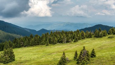 Dağ manzarası. Dağ katmanları manzarası. Çayırlar ve dağların manzarası. Mavi dağ katmanları. Dağların Tepesi