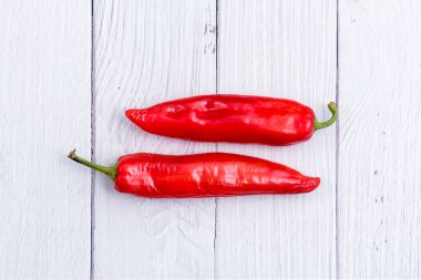 Beyaz ahşap masada kırmızı biber. Mutfakta yemek menüsü için baharat