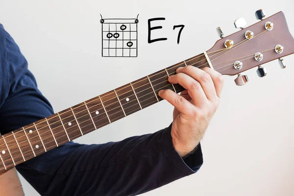 Aprender Guitarra Hombre Con Una Camisa Azul Oscuro Tocando Acordes — Foto de Stock