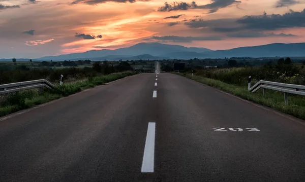 Estrada Linha Reta Para Montanhas Pôr Sol Ardente Dramático — Fotografia de Stock