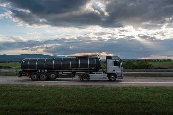 Zisterne Tankwagen Auf Einer Autobahn Straße Mit Einem Schönen Dramatischen — Stockfoto