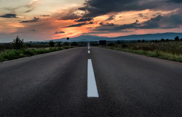 Carretera Recta Camino Las Montañas Una Dramática Puesta Sol Ardiente — Foto de Stock