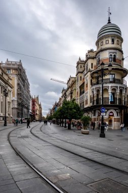 Seville, İspanya - 13 Kasım 2024: La Adriatica Binası Avenida de la Constitucion, Sevilla. Mimar Jose Espiau y Munoz tarafından 1914 'te tasarlandı.