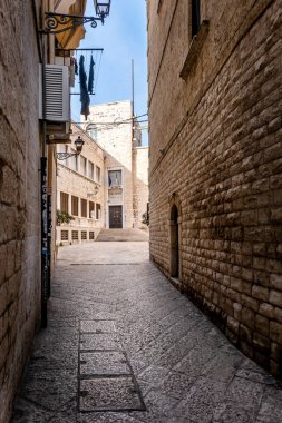 Bari 'deki tipik dar sokaklar Puglia, İtalya' da, güzel bir bahar gününde