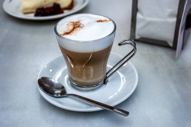Cappuccino bir kahve dükkanında mermer bir masada servis edilir.